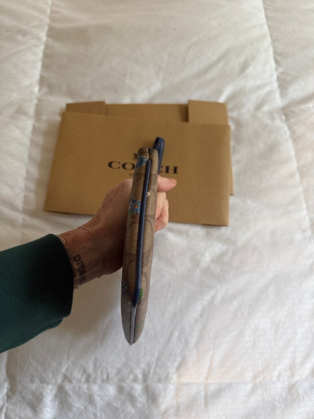 🪻Like New🪻Coach Signature Floral Badlands Large Wristlet with New Coach Box 📦 - Picture 7 of 9